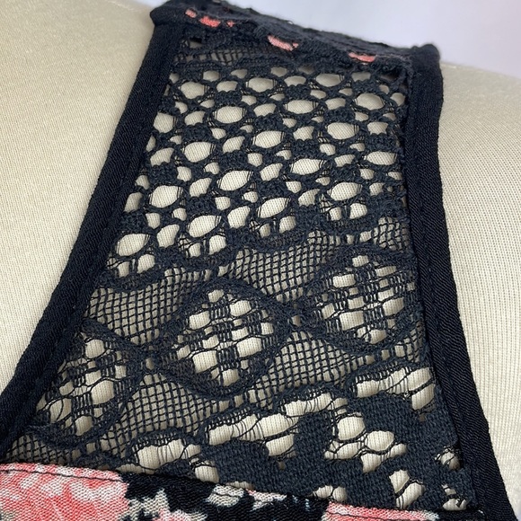 NWT Band of Gypsies Floral Cross Back Crochet Flowy Tank - Size Large (Girls) - Picture 4 of 12